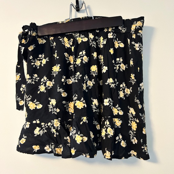 Hollister Floral Skort | Size small | Like new - Picture 2 of 4